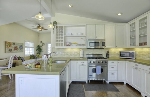 Avila Beach Condo | Cheerful 2BR Condo 3 min Walk to Beach - Pet OK