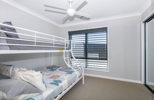 Helensvale House | Cheerful 3 Bedroom townhouse with Parking