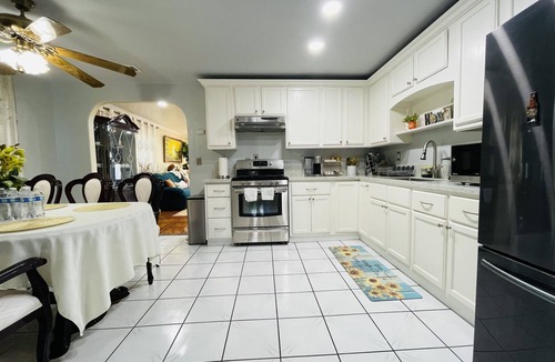 City Heights House | Cheerful 3 Bedrooms/FREE parking/Close to Downtown