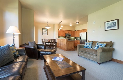 Crooked Pines Condo | Cheerful Condo with Mountain Views! Community Hot Tub!