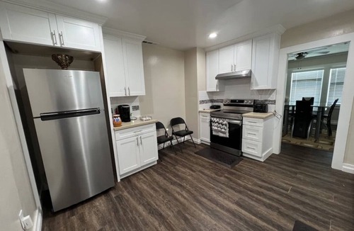 Stockton House | Cheerful cozy secured ranch style close 99 freeway&famous food restaurants