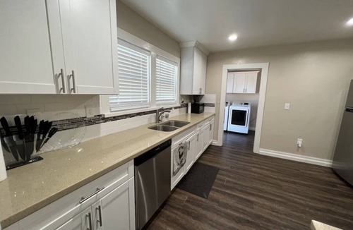 Stockton House | Cheerful cozy secured ranch style close 99 freeway&famous food restaurants
