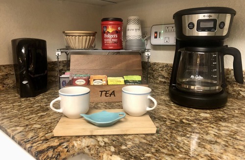 Ontario Condo | Cheerful Pet Friendly 2 BR-1BA Condo