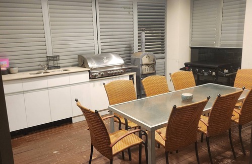 Surfers Paradise House | Chevron Island Holiday Home
