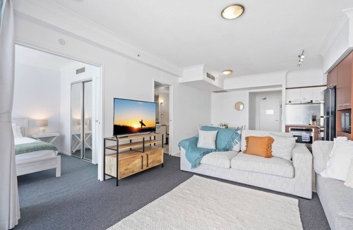 Surfers Paradise Apartment | Chevron: Majestic Ocean Vista w/Resort Amenities