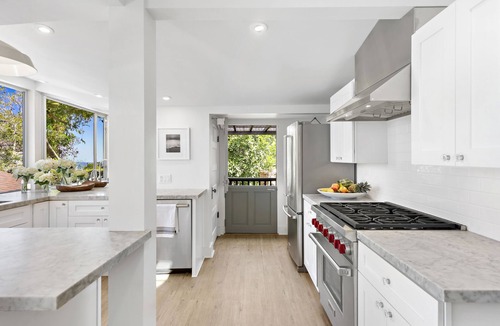 Diamond Crestview House | Chic Beach Cottage: Steps to Beaches, Restaurants and Boutiques