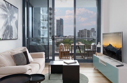 Southport Apartment | Chic Broadwater Pad in Vibrant Locale