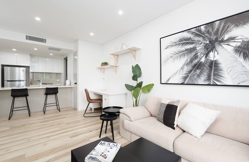 Southport Apartment | Chic Broadwater Pad in Vibrant Locale