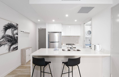 Southport Apartment | Chic Broadwater Pad in Vibrant Locale