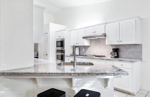 Fresno House | Chic River Bluff Home for Professionals & Families