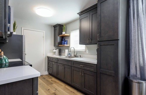 Roosevelt House | Chique-2 bedroom duplex with fenced backyard close to Stanford Hospitals