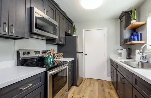 Roosevelt House | Chique-2 bedroom duplex with fenced backyard close to Stanford Hospitals
