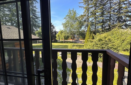 Willoughby House | City Center Farmhouse Acreage Land Country Retreat Near LEC