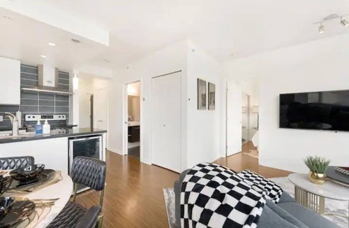 Crosstown Apartment | City Outside, Serenity Inside! Walk to Attractions