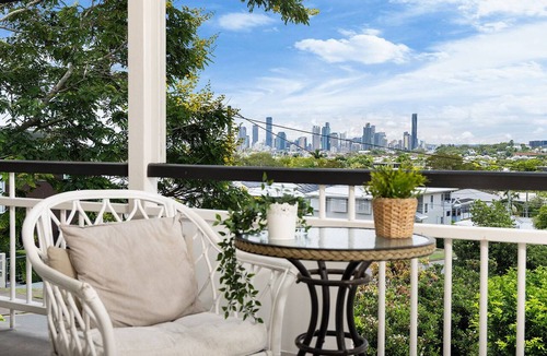 Balmoral House | City Skyline Views | Balmoral Family Pool Home