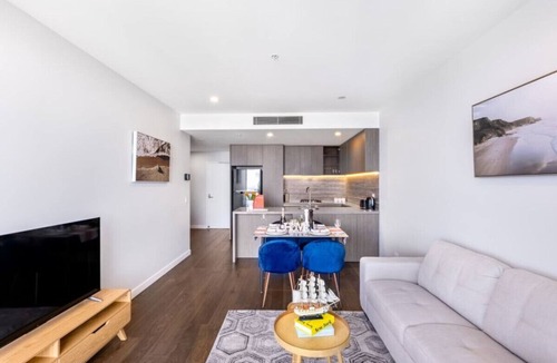 Broadbeach Apartment | Cityscape & Ocean View Deluxe 2-Bedroom Apartment