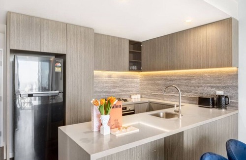 Broadbeach Apartment | Cityscape & Ocean View Deluxe 2-Bedroom Apartment