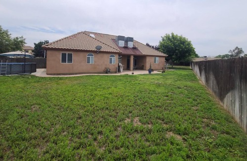 Porterville Villa | Clare Ct. Villa King master bedroom 5bedroom/4Bath w/Game Room
