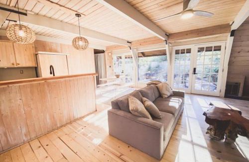 Idyllwild House | Clarity Cabin A-Frame Sanctuary w Hot Tub Fireplace Grill AC Hammock Chairs Fire Pit Pets OK