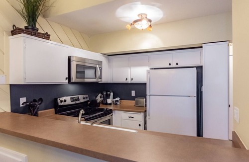 Majestic Pines House | Classic and Cozy Mammoth Condo with Wifi and hot tub access