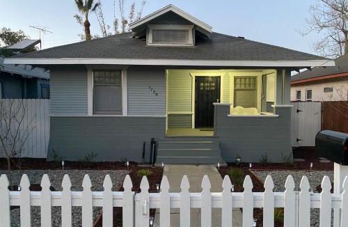 Oleander - Sunset Villa | Classic California Bungalow Downtown