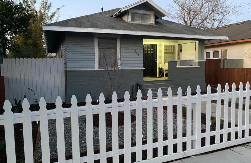 Oleander - Sunset Villa | Classic California Bungalow Downtown
