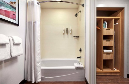 Pismo Beach Hotel | Classic Deluxe King Room | Patio, Free Parking, 3 mi to Oceano Dunes Pole 2