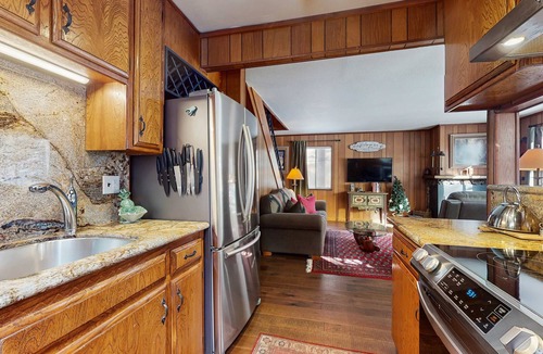 Tahoe Island House | Classic Gambrel-style cabin, family and pet friendly, walk to lake, close to ski