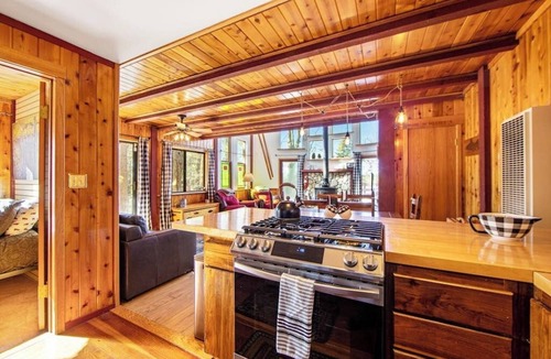 Green Valley Lake Cabin | Classic two-story cabin & loft with fast WiFi, wood stove & balcony - ski nearby