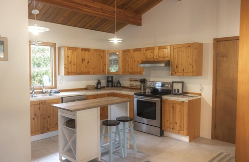 Tofino House | Clayoquot Retreat - Steps from South Chesterman Beach + hot tub. Dog friendly!