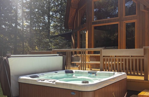 Tofino House | Clayoquot Retreat - Steps from South Chesterman Beach + hot tub. Dog friendly!