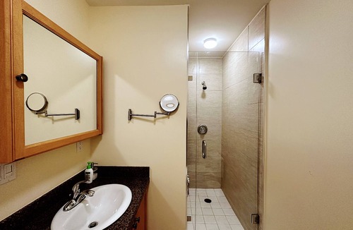 Oakridge House | Clean & Comfortable 8BR 6BA Home Quiet Safe Area Near Airport & Downtown