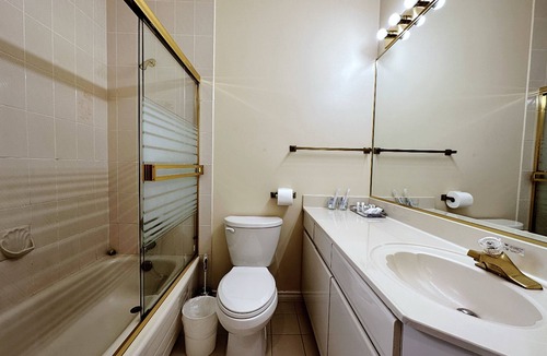 Oakridge House | Clean & Comfortable 8BR 6BA Home Quiet Safe Area Near Airport & Downtown