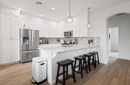 Tulare House | Clean, Lux, cozy Home near Sequoias and Outlet mall/Ag show