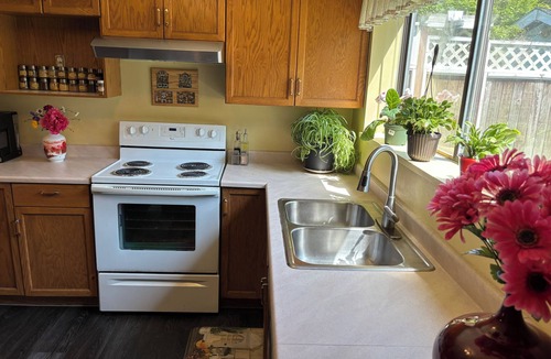 Aldergrove House | Clean safe double bedroom, comfy bed, keyless entry, no stairs, on bus routes