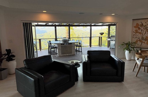 Garberville House | Cliff House- Avenue of the Giants- 6BD/4BA, Fire Pit, 2000 SF Deck with Views!