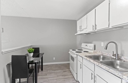 Las Vegas Apartment | CLOSE TO DOWNTOWN & EASY ACCESS TO THE FREEWAY, STOP BY TODAY & ENJOY YOUR STAY.