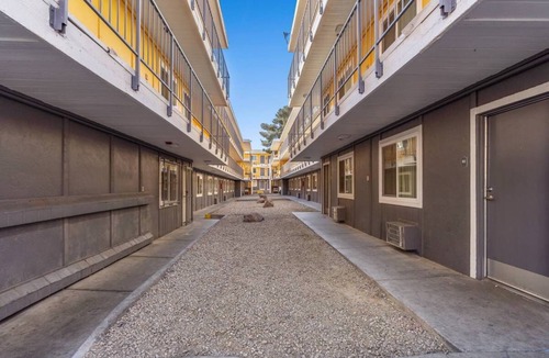 Las Vegas Apartment | CLOSE TO DOWNTOWN & EASY ACCESS TO THE FREEWAY, STOP BY TODAY & ENJOY YOUR STAY.
