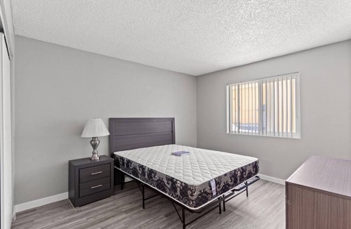 Las Vegas Apartment | CLOSE TO DOWNTOWN & EASY ACCESS TO THE FREEWAY, STOP BY TODAY & ENJOY YOUR STAY.