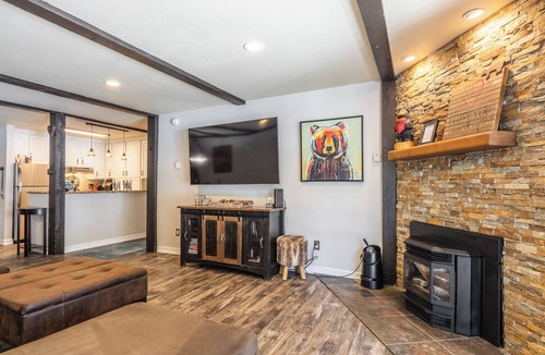 Mammoth Lakes Condo | Closest Condo to Eagle Lift - King, Bunk, Fireplace, Garage Pkg & Dog Friendly!