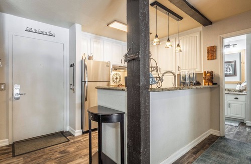 Mammoth Lakes Condo | Closest Condo to Eagle Lift - King, Bunk, Fireplace, Garage Pkg & Dog Friendly!