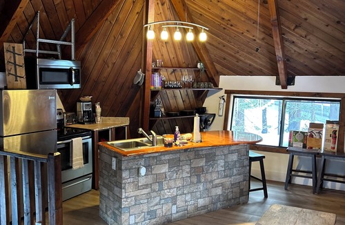 Mammoth Lakes Cabin | Closest, coziest home at The Village! Steps to Bars/Dining/Shops and Gondola!