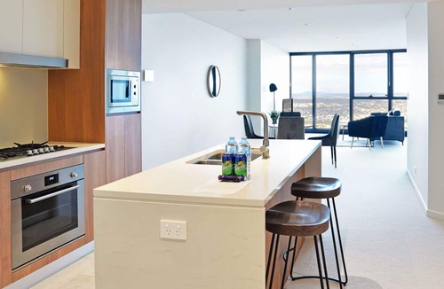Brisbane Central Business District Hotel | Cloudbridge Convenient 3 BR. 2BTH Sky Brisbane CBD