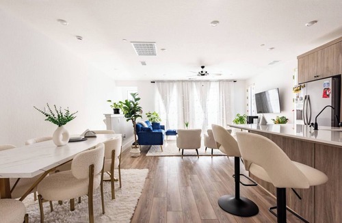 Clovis House | Clovis Retreat - Modern 2BR Near Parks, Pool