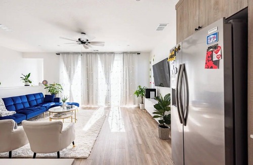 Clovis House | Clovis Retreat - Modern 2BR Near Parks, Pool