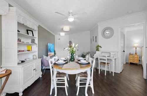 Southport Apartment | Coastal 1-Bed Apartment with Pool & Tennis Court