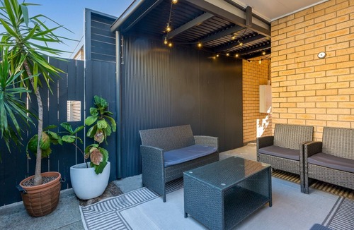 Mermaid Beach Apartment | Coastal 2-Bed Apartment with Courtyard