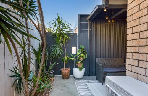 Mermaid Beach Apartment | Coastal 2-Bed Apartment with Courtyard