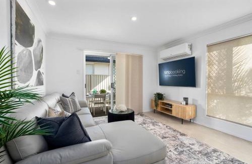 Surfers Paradise House | Coastal Central 3BR - Spa, Surfers Paradise, AC