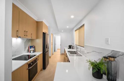 Surfers Paradise House | Coastal Central 3BR - Spa, Surfers Paradise, AC